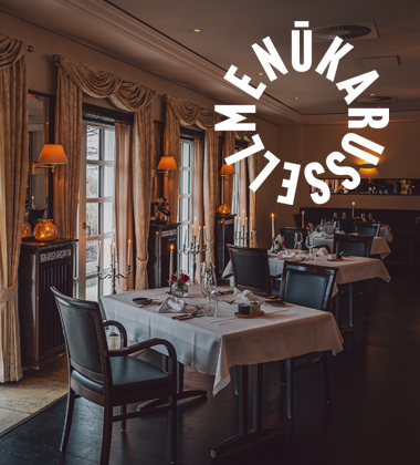 Elegantes Restaurant mit gedeckten Tischen und Kerzenlicht in einem stilvollen Ambiente.