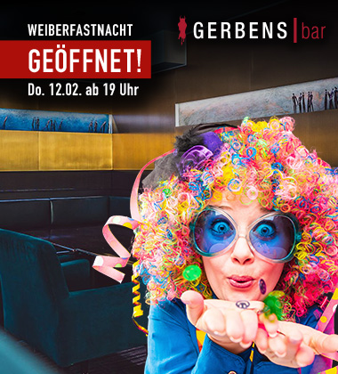 Frau mit buntem, lockigem Haar und farbigen Accessoires, die eine Hand mit Süßigkeiten präsentiert.