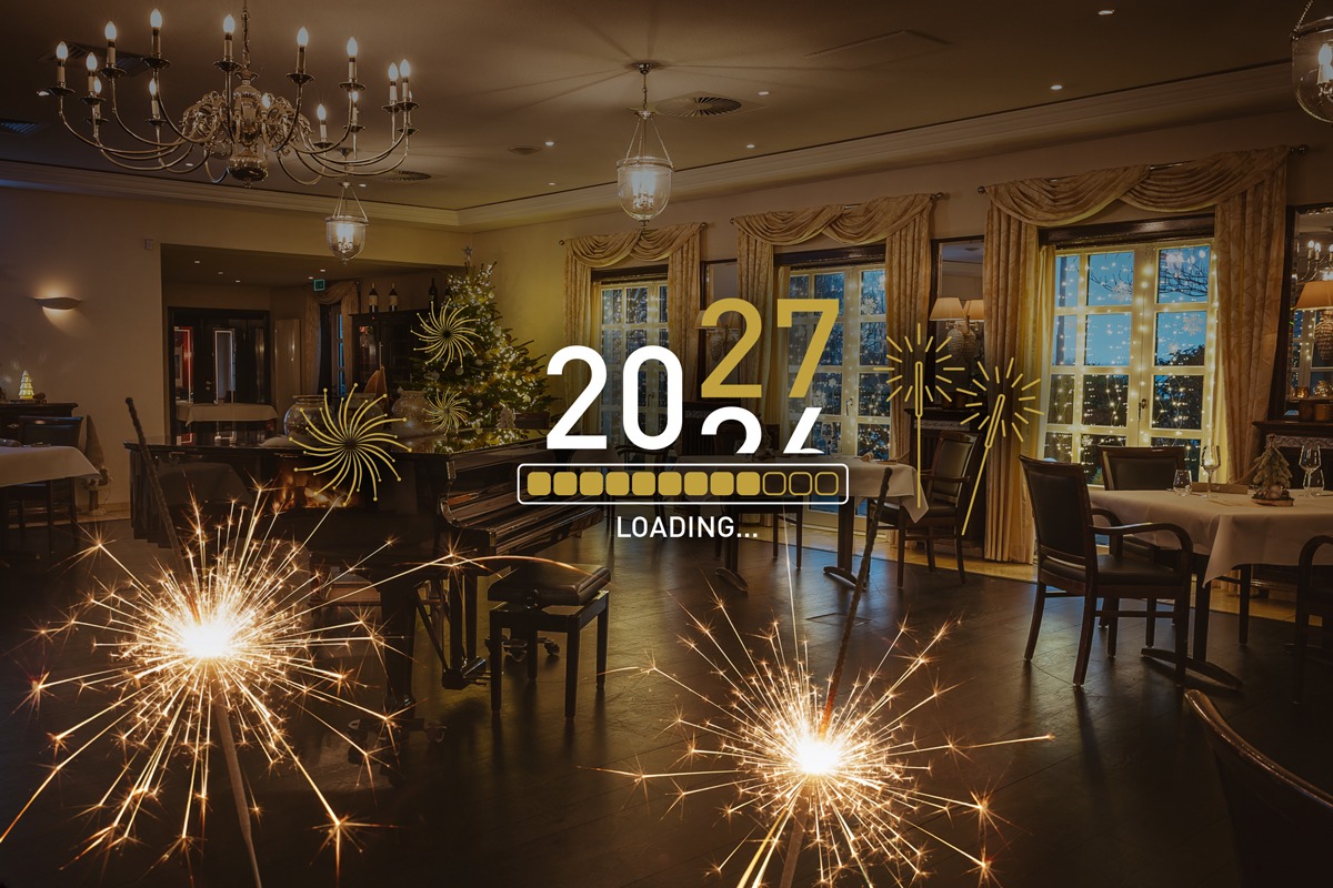 Im festlich geschmückten Restaurant von Haus Gerbens leuchten Wunderkerzen vor einem Weihnachtsbaum; zentral steht „2027 Loading…“ zum Silvestermenü.