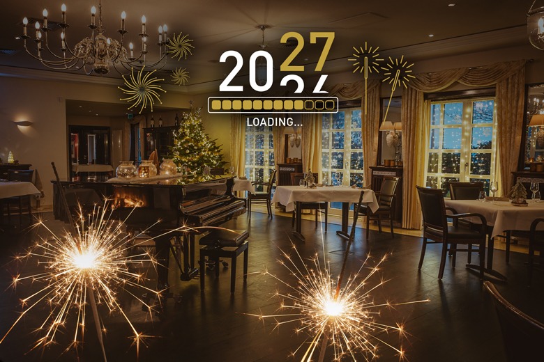 Für das Silvestermenü 2026 zeigt Haus Gerbens den festlich dekorierten Gastraum mit Weihnachtsbaum, gedeckten Tischen und Wunderkerzen.